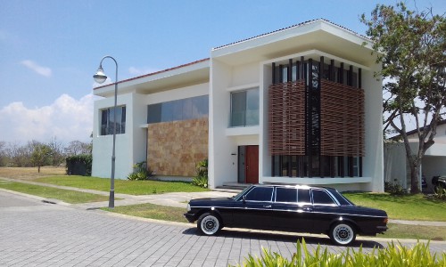 LIMOUSINE IN FRONT OF A COOL MANSION COSTA RICA