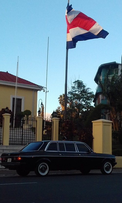 COSTA-RICA-FLAG-LIMUSINA-MERCEDES-300D-MERCEDES-LANG865d30cff2146ac3.jpg