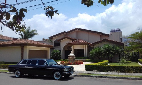 COSTA-RICA-MANSION-LIFESTYLE-MERCEDES-300D-LANG-LIMUSINA863ca19072e811e3.jpg