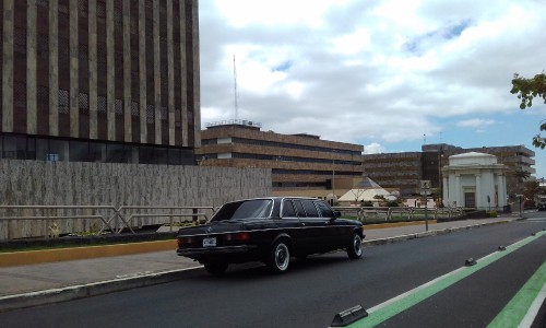 Edificio-de-Tribunales-de-Justicia-en-San-Jose-Centro-COSTA-RICA-LIMOSINA-MERCEDES-300D-LANG1a01d9e24485b9cc.jpg