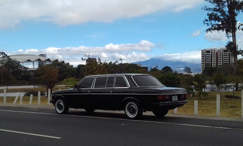 El-Parque-Metropolitano-La-Sabana-COSTA-RICA-MERCEDES-300D-LANG-LIMOSINA542b67ec82ae4c4a.jpg