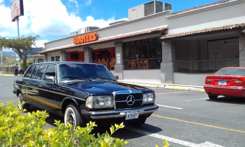 Hooters-restaurant-ruta-27-plaza-Itzcazu-COSTA-RICA-LIMOSINA-MERCEDES-300D-LANG4527001fda114bcb.jpg