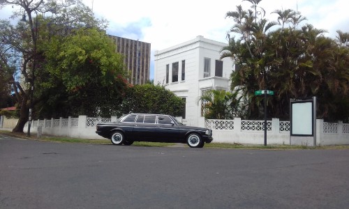 La-esquina-roja-de-Matute-Gomez-COSTA-RICA-LIMOUSINE-300D-LANG-MERCEDESd5eee6fe4763873c.jpg