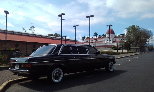 la-Iglesia-de-Santa-Teresita-del-Nino-Jesus-COSTA-RICA-LIMOUSINE-300D-LANG-MERCEDESc49a63f0f11184ee.jpg